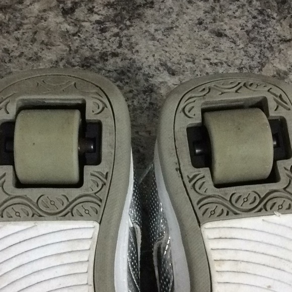 Kids silver heely’s - Picture 4 of 4